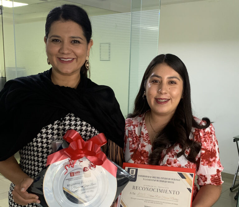 Xóchitl Fernández y Rubí Ferman con recomocimeitno de la Facultad de Trabajo Social